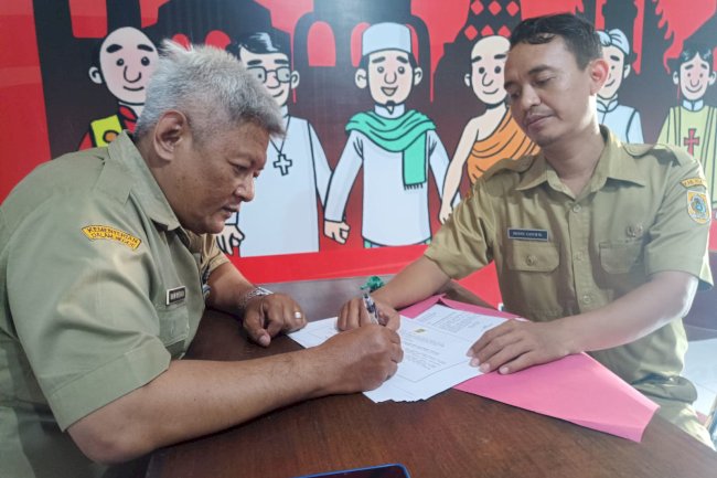 Kepala Bakesbangpol Sosialisasikan Gerakan Antikorupsi dan Tandatangani Pakta Integritas 