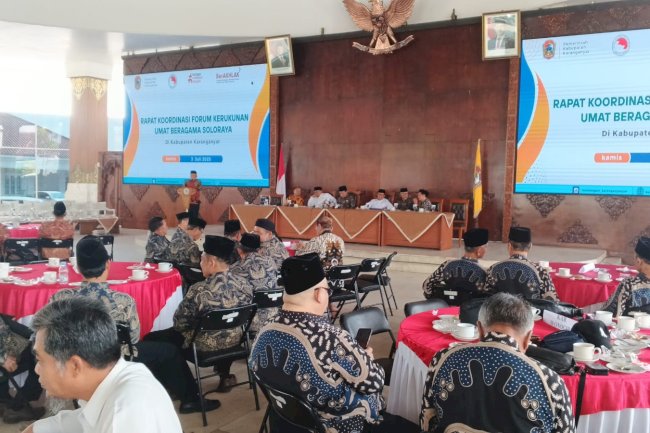 Bakesbangpol Klaten ikuti rapat koordinasi kerukunan umat beragama se-Soloraya di Karanganyar