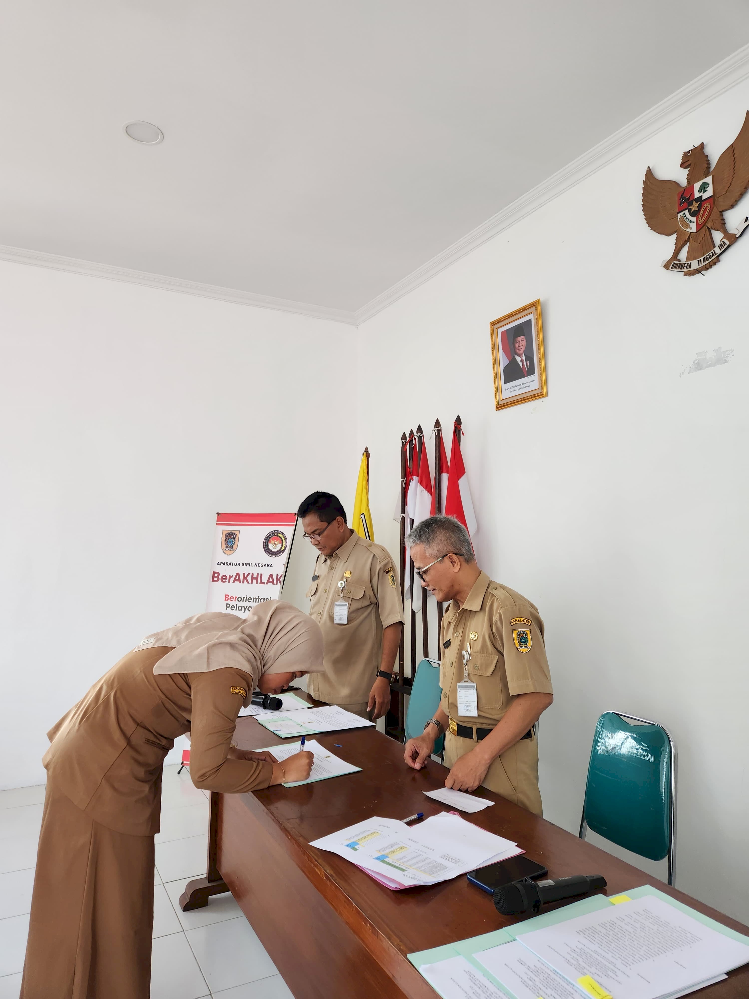 ASN Bakesbangpol Klaten Tandatangani Pakta Integritas dan Perjanjian Kinerja Tahun 2025